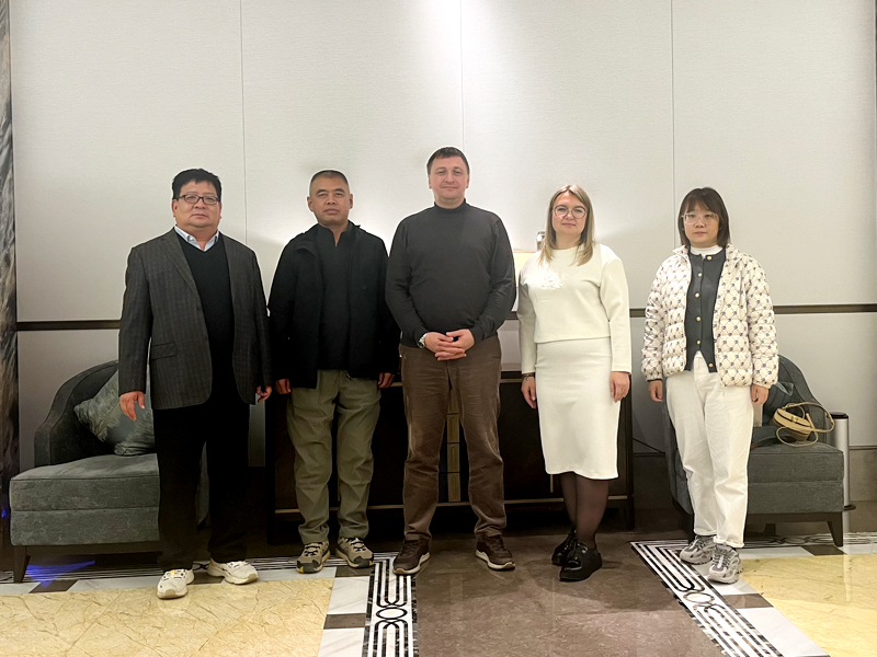 Russian customers visit the company for inspection and technical exchange
