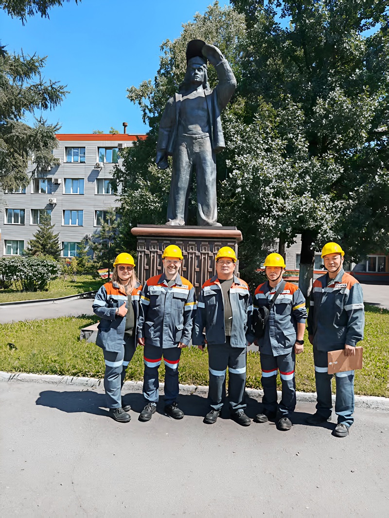 Russian customers visit the company for inspection and technical exchange