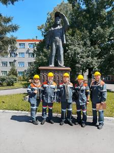 Russian customers visit the company for inspection and technical exchange